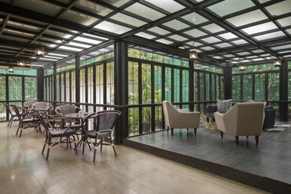 Hotel Grandhika Iskandarsyah Джакарта Экстерьер фото