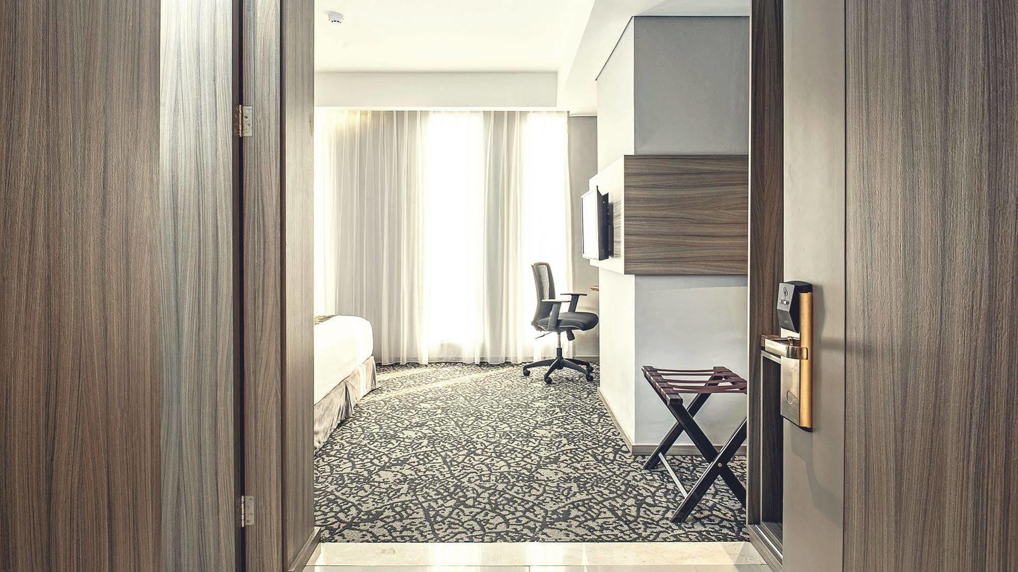 Hotel Grandhika Iskandarsyah Джакарта Экстерьер фото